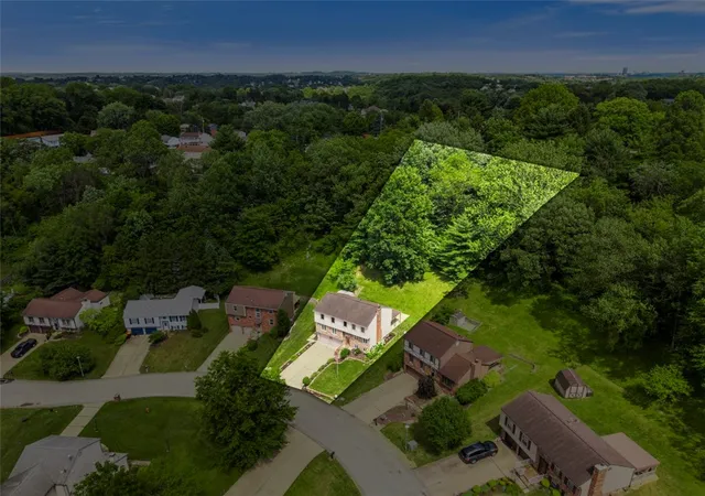 Photo 3 of Single family home for sale at 18 Kohleen Dr, Robinson Twp, PA 15136 | MLS# 1760912 | Listing updated on 2026-09-02