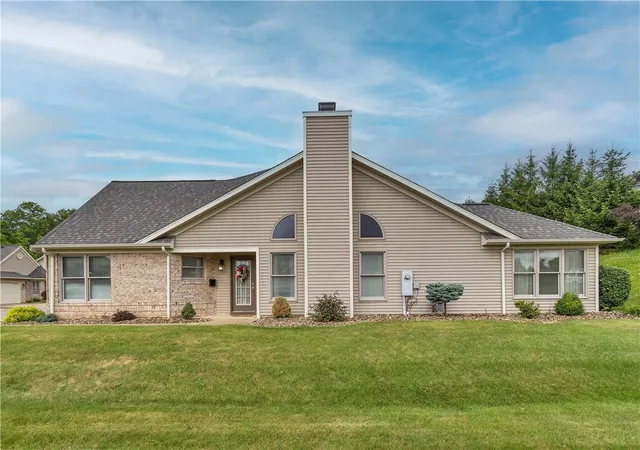 Photo 4 of Single family home for sale at 1903 Hunt Clb Dr, Hempfield Twp, PA 15601 | MLS# 1761514 | Listing updated on 2026-09-06