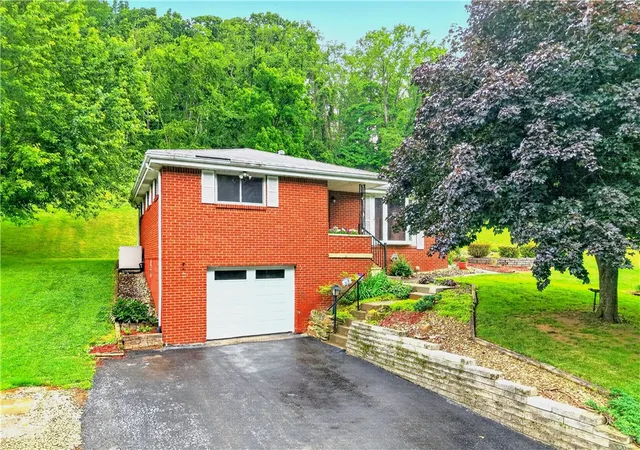 Photo 1 of Single family home for sale at 27 Barnhart Rd, Greensburg, PA 15601 | MLS# 1761596 | Listing updated on 2026-09-12