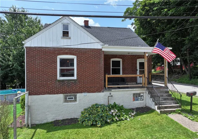 Photo 3 of Single family home for sale at 1030 Scott Ave, Jeannette, PA 15644 | MLS# 1762304 | Listing updated on 2026-09-03