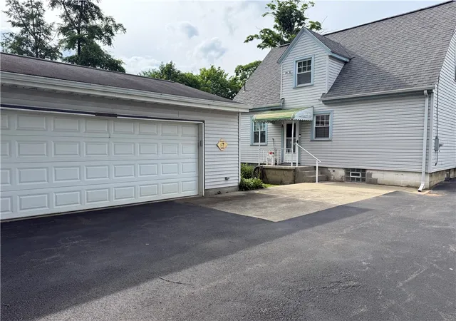 Photo 3 of Single family home for sale at 105 W Clen Moore Blvd, New Castle, PA 16105 | MLS# 1762373 | Listing updated on 2026-09-14