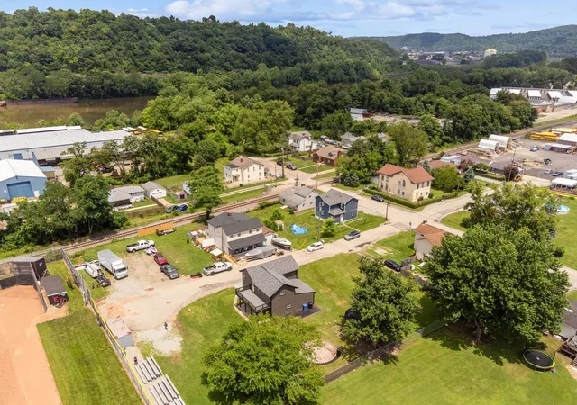 Photo 3 of Single family home for sale at 401 Lincoln St, Elizabeth Twp/boro, PA 15037 | MLS# 1762990 | Listing updated on 2026-10-04
