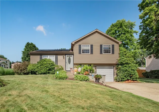 Photo 2 of Single family home for sale at 404 Anna Marie Dr, Cranberry Twp, PA 16066 | MLS# 1763169 | Listing updated on 2026-10-19