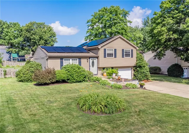 Photo 3 of Single family home for sale at 404 Anna Marie Dr, Cranberry Twp, PA 16066 | MLS# 1763169 | Listing updated on 2026-09-15