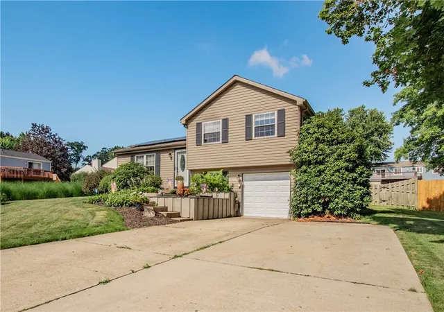 Photo 3 of Single family home for sale at 404 Anna Marie Dr, Cranberry Twp, PA 16066 | MLS# 1763169 | Listing updated on 2026-09-15
