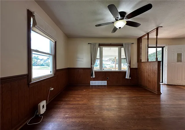 Photo 3 of Single family home for sale at 633 Crowder Ave, Sharon, PA 16146 | MLS# 1763214 | Listing updated on 2026-09-13