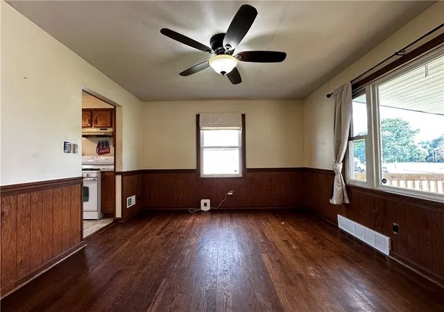 Photo 4 of Single family home for sale at 633 Crowder Ave, Sharon, PA 16146 | MLS# 1763214 | Listing updated on 2026-09-13