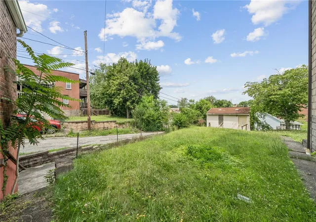 Photo 3 of Single family home for sale at 887 North St, New Kensington, PA 15068 | MLS# 1763349 | Listing updated on 2026-09-09