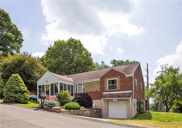 Photo 3 of Single family home for sale at 2714 Gould Dr, South Park, PA 15129 | MLS# 1763265 | Listing updated on 2026-09-11