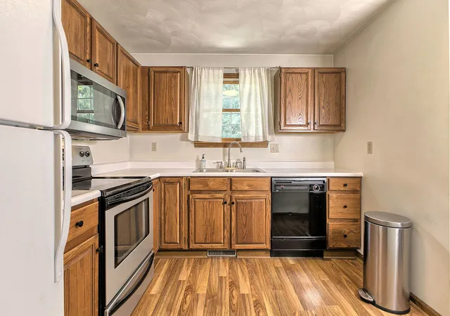 Photo 3 of Townhouse for sale at 1128 Cranston Dr, Greensburg, PA 15601 | MLS# 1763512 | Listing updated on 2026-09-13
