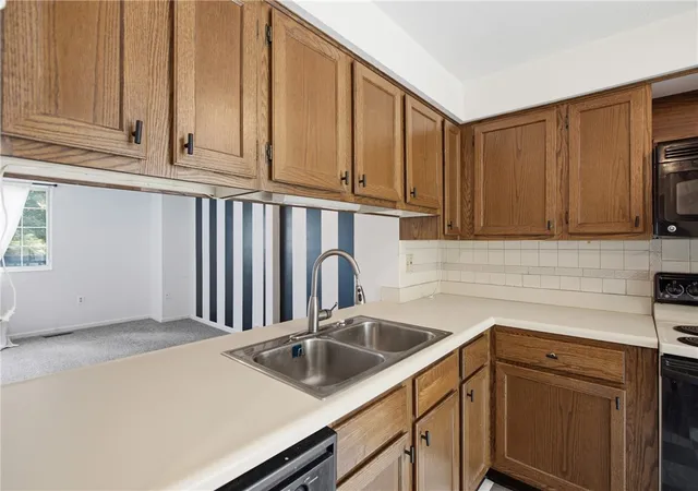 Photo 4 of Townhouse for sale at 126 Rossmor Ct, Pittsburgh, PA 15229 | MLS# 1763336 | Listing updated on 2026-10-12