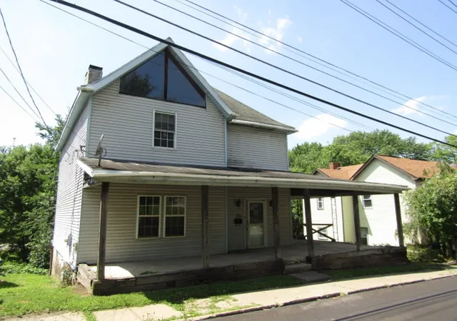 Photo 2 of Single family home for sale at 118 Center Ave, Burgettstown Boro, PA 15021 | MLS# 1763353 | Listing updated on 2026-10-06
