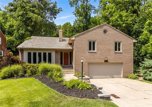Photo 3 of Single family home for sale at 650 Scrubgrass Rd, Mt Lebanon, PA 15243 | MLS# 1763194 | Listing updated on 2026-09-14