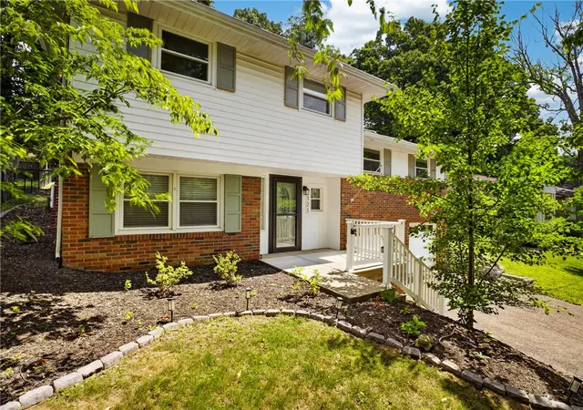 Photo 1 of Single family home for sale at 121 S Jamestown Rd, Moon/crescent Twp, PA 15108 | MLS# 1763296 | Listing updated on 2026-09-04