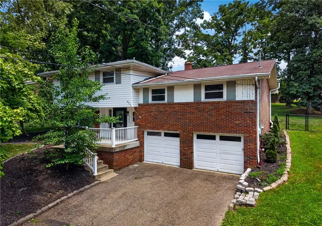 Photo 2 of Single family home for sale at 121 S Jamestown Rd, Moon/crescent Twp, PA 15108 | MLS# 1763296 | Listing updated on 2026-09-04