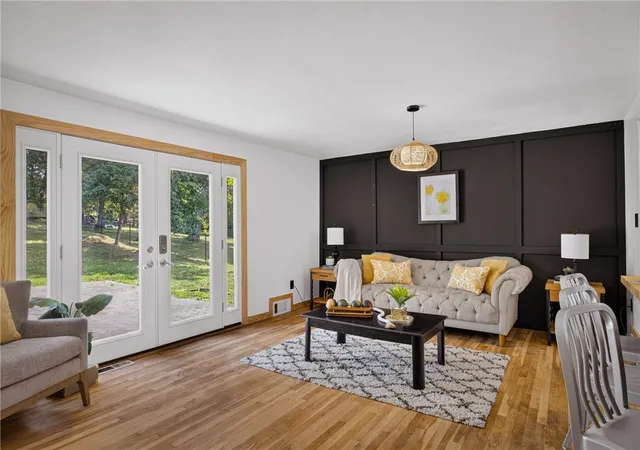 Photo 3 of Single family home for sale at 121 S Jamestown Rd, Moon/crescent Twp, PA 15108 | MLS# 1763296 | Listing updated on 2026-09-04
