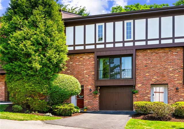 Townhouse for sale at 402 Allenberry, Ross Twp, PA 15237 | MLS# 1763239