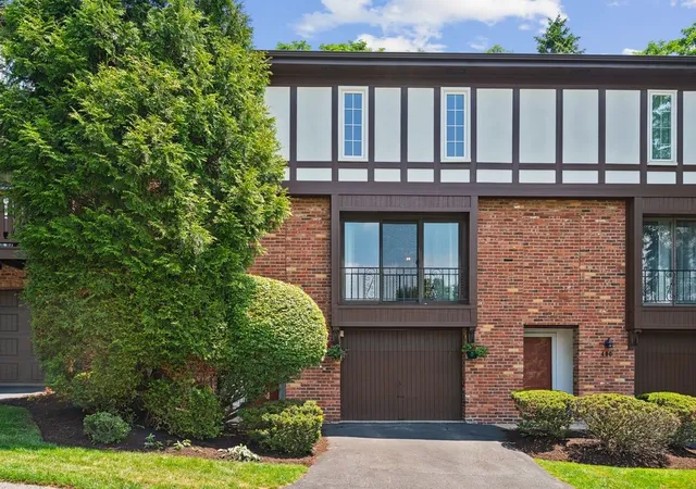 Photo 2 of Townhouse for sale at 402 Allenberry, Ross Twp, PA 15237 | MLS# 1763239 | Listing updated on 2026-09-12