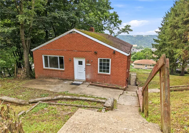 Photo 2 of Single family home for sale at 601 Howard St, Ambridge, PA 15003 | MLS# 1763940 | Listing updated on 2026-09-12