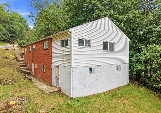 Photo 3 of Single family home for sale at 601 Howard St, Ambridge, PA 15003 | MLS# 1763940 | Listing updated on 2026-09-12