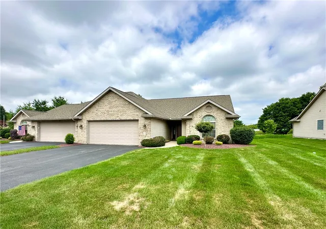 Photo 2 of Condo for sale at 33 Fields Dr, New Castle, PA 16101 | MLS# 1764082 | Listing updated on 2026-09-12