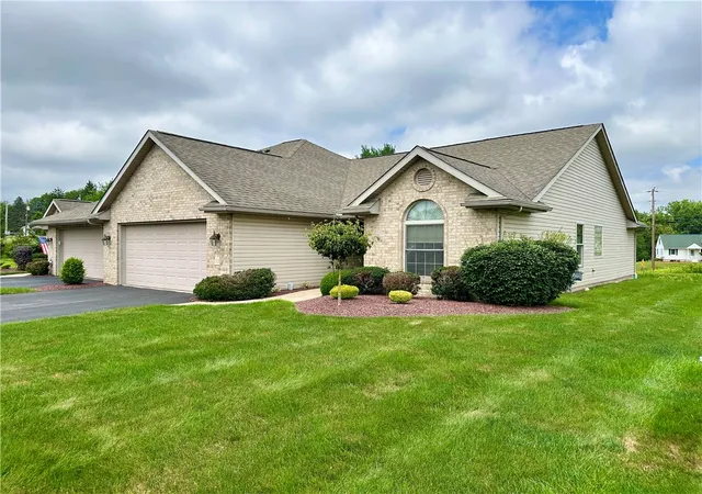 Photo 3 of Condo for sale at 33 Fields Dr, New Castle, PA 16101 | MLS# 1764082 | Listing updated on 2026-09-12