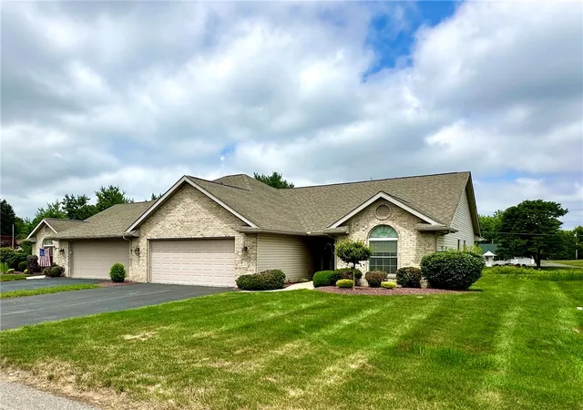 Photo 4 of Condo for sale at 33 Fields Dr, New Castle, PA 16101 | MLS# 1764082 | Listing updated on 2026-09-12