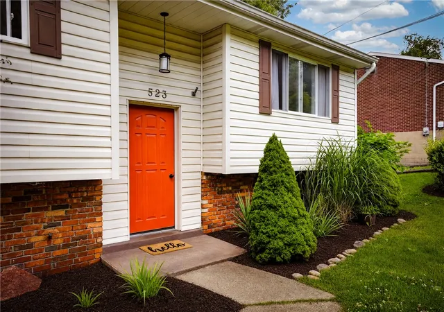 Photo 3 of Single family home for sale at 523 Friendship Dr, Elizabeth Twp/boro, PA 15135 | MLS# 1763919 | Listing updated on 2026-09-14
