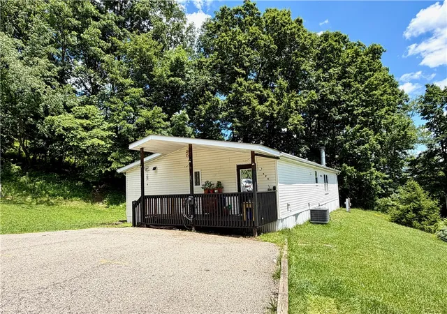 Photo 2 of Manufactured home for sale at 820 Maple Ct, Cranberry Township, PA 16066 | MLS# 1764155 | Listing updated on 2026-10-21