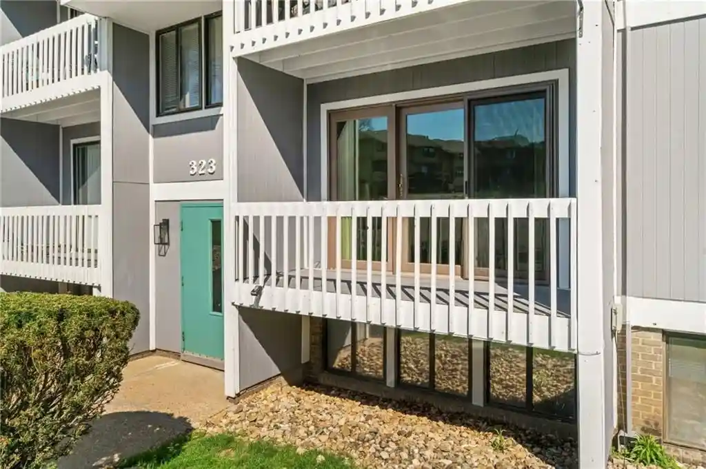 Listing Photo 2 - Condo for sale in 323 Ridge Pt Cir located at 323 Ridge Pt Cir, South Fayette, PA 15017 - Unit #24