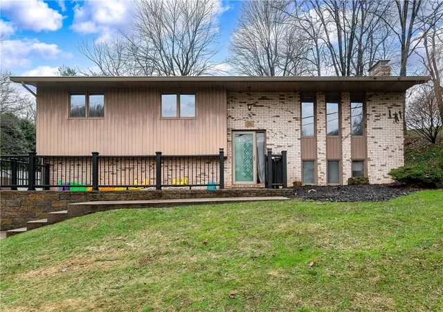 Photo 1 of Sale Pending at 120 Lyn Dale Dr, Butler, PA 16001 | MLS# 1764518 | Listing updated on 2026-09-14