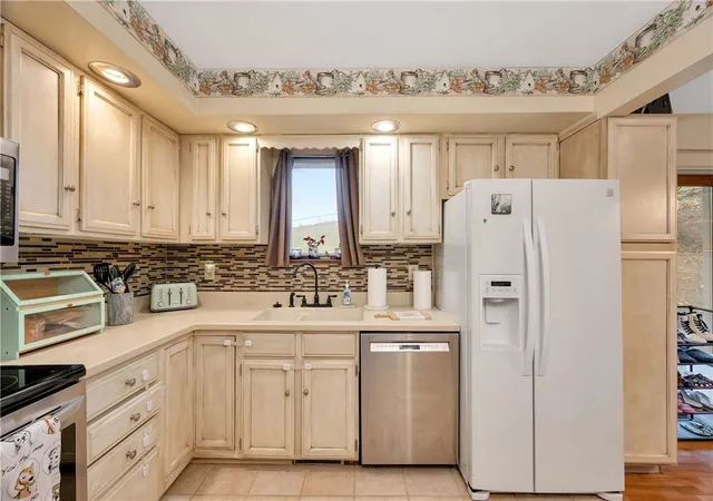 Photo 3 of Sale Pending at 120 Lyn Dale Dr, Butler, PA 16001 | MLS# 1764518 | Listing updated on 2026-09-14