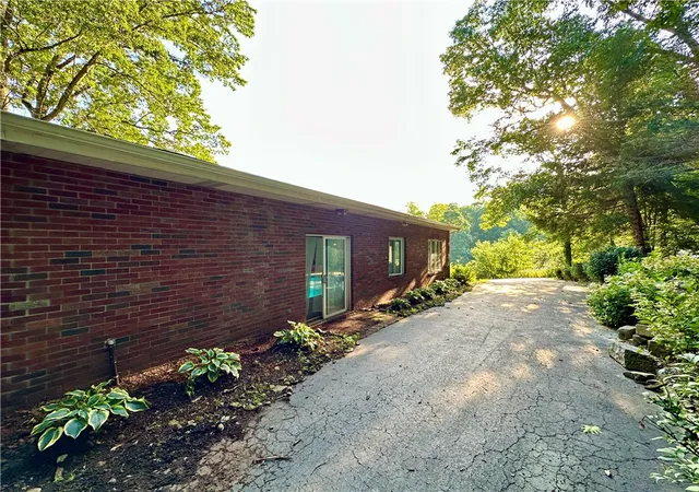 Photo 4 of Single family home for sale at 909 E Fairfield Ave, New Castle, PA 16105 | MLS# 1764616 | Listing updated on 2026-09-14