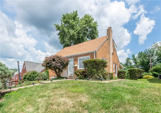 Photo 2 of Single family home for sale at 130 N Wren Dr, Scott Twp, PA 15243 | MLS# 1764665 | Listing updated on 2026-09-09