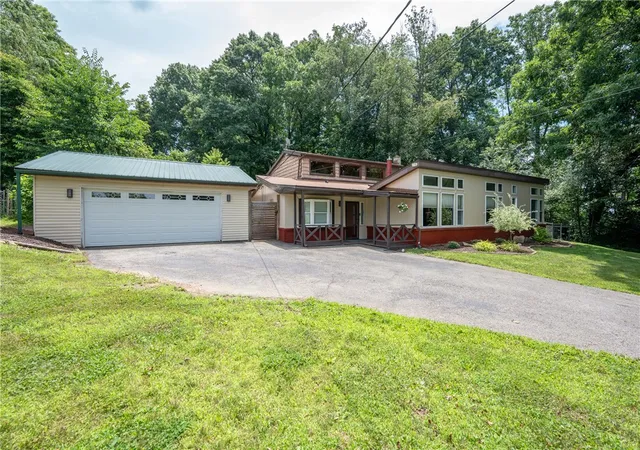 Photo 3 of Single family home for sale at 2851 State Route 981, New Alexandria, PA 15670 | MLS# 1764586 | Listing updated on 2026-09-12