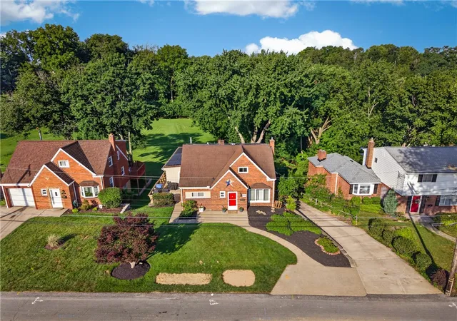 Photo 3 of Single family home for sale at 111 Green Oak Ln, Scott Twp, PA 15220 | MLS# 1764766 | Listing updated on 2026-09-14