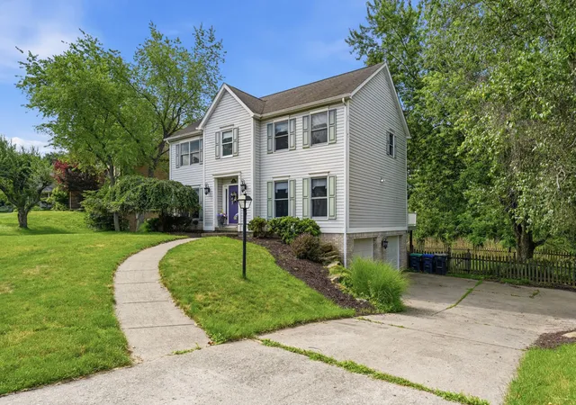 Photo 2 of Single family home for sale at 910 Poplar Pl, Cranberry Twp, PA 16066 | MLS# 1764950 | Listing updated on 2026-10-03