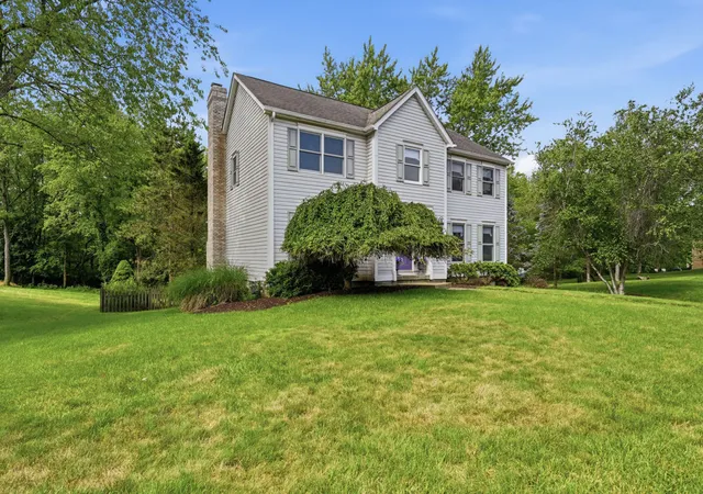 Photo 3 of Single family home for sale at 910 Poplar Pl, Cranberry Twp, PA 16066 | MLS# 1764950 | Listing updated on 2026-10-03