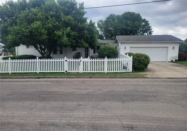 Photo 1 of Single family home for sale at 1041 W Main St, Sharpsville, PA 16150 | MLS# 1764983 | Listing updated on 2026-09-03