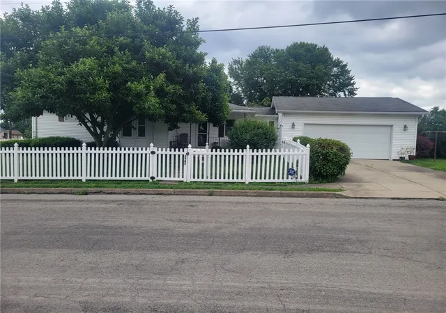Photo 3 of Single family home for sale at 1041 W Main St, Sharpsville, PA 16150 | MLS# 1764983 | Listing updated on 2026-09-03
