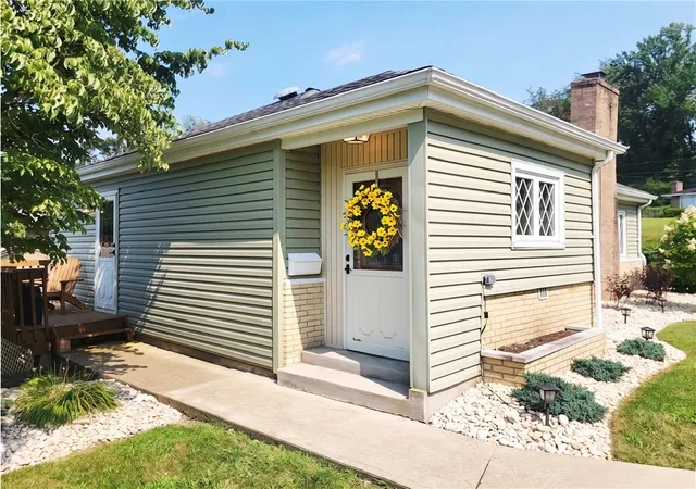 Photo 3 of Single family home for sale at 616 Maple St, Jeannette, PA 15644 | MLS# 1765092 | Listing updated on 2026-09-23