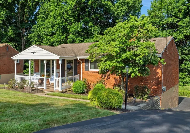 Photo 3 of Sale Pending at 254 Parkedge Rd, Green Tree, PA 15220 | MLS# 1764979 | Listing updated on 2026-10-02