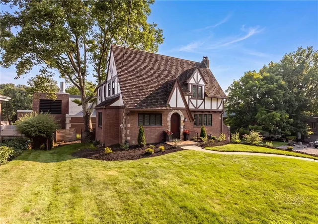 Photo 2 of Single family home for sale at 2 Glenvue Dr, Ross Twp, PA 15237 | MLS# 1764596 | Listing updated on 2026-09-13