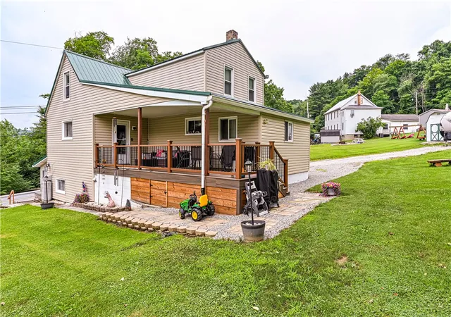 Photo 3 of Single family home for sale at 138 Penn Ave, Conemaugh Twp, PA 15935 | MLS# 1765028 | Listing updated on 2026-09-16