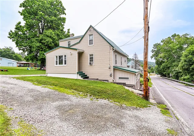Photo 4 of Single family home for sale at 138 Penn Ave, Conemaugh Twp, PA 15935 | MLS# 1765028 | Listing updated on 2026-09-16