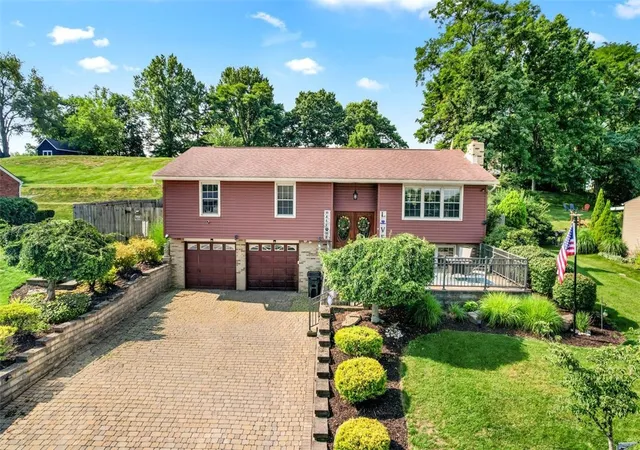 Photo 2 of Single family home for sale at 107 Tory Rd, Moon/crescent Twp, PA 15108 | MLS# 1765022 | Listing updated on 2026-10-07