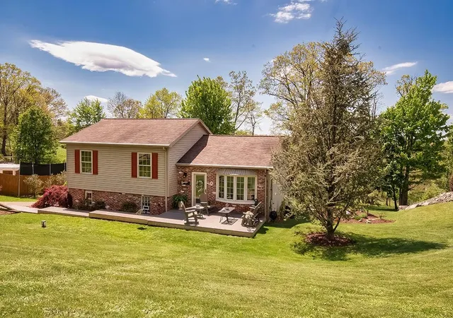 Photo 1 of Single family home for sale at 638 Knoll Ln, Upper Burrell, PA 15613 | MLS# 1765271 | Listing updated on 2026-09-12