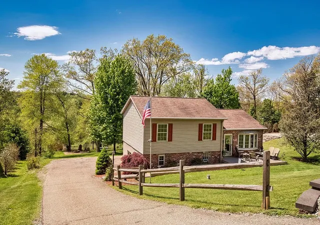 Photo 3 of Single family home for sale at 638 Knoll Ln, Upper Burrell, PA 15613 | MLS# 1765271 | Listing updated on 2026-09-12