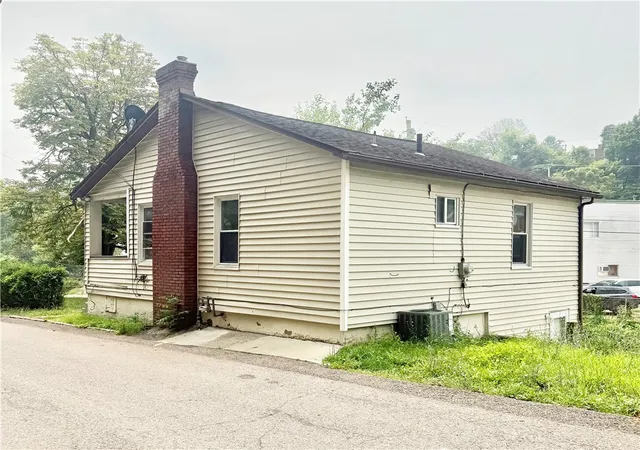 Photo 3 of Single family home for sale at 301 Run St, Carnegie, PA 15106 | MLS# 1765272 | Listing updated on 2026-09-09