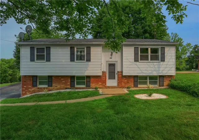 Photo 1 of Sale Pending at 615 Whistler Dr, Rochester, PA 15074 | MLS# 1765399 | Listing updated on 2026-09-09